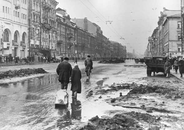 Блокада Ленинграда. Родственники везут на кладбище умершего от голода ленинградца.