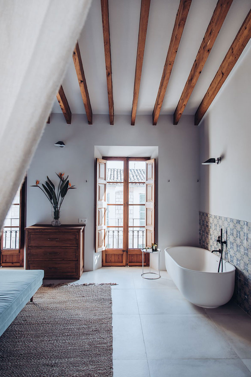 Прекрасный таунхаус на Майорке, который не утратил своего исторического обаяния Прекрасный таунхаус на Майорке, который не утратил своего исторического обаяния бассейн,интерьер и дизайн,Испания,каменный дом,Майорка,средиземноморский стиль,таунхаус