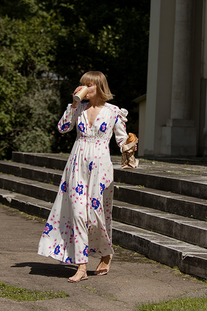 Экоткани и принты: выбираем в лукбуках летние платья для отдыха и городской жизни Лукбук
