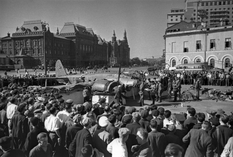 08 Сбитый немецкий самолет на площади Свердлова. Июль 1941 г.jpg