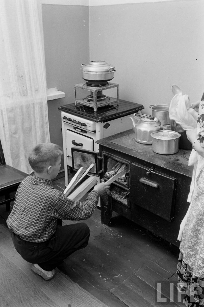 Дома 50 годов. Семья Ленинградского рабочего, 1955, фотограф Эд Кларк, журнал 