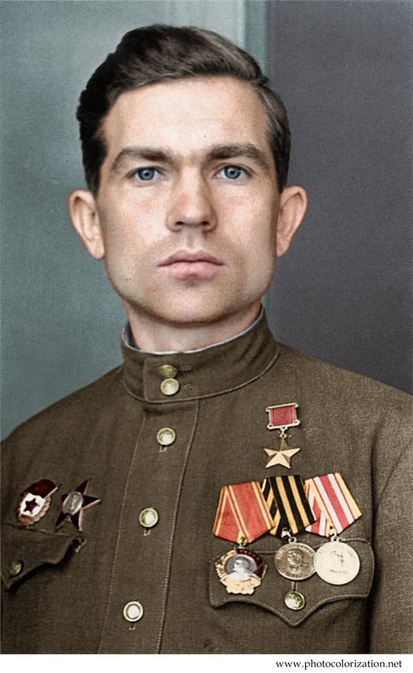 Герой Григорий Бурмак - забрался в подбитый немецкий танк и вёл бой с  фашистскими автоматчиками