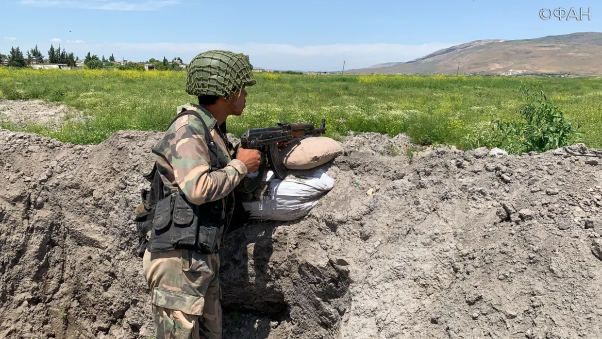 Сирийский военнослужащий на позициях в населенном пункте Танджара.