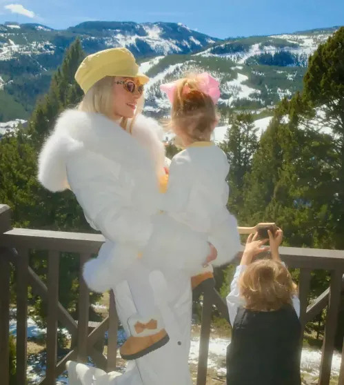 Пэрис Хилтон отдыхает с детьми на горнолыжном курорте Хилтон, детьмиПэрис, Пэрис, дочерью, соцсетях, предпринимателя, Картера, ЛондонПэрис, 45летняя, светской, бурной, критикуют, отказалась, уделяет, периодически, матерей, суррогатных, появились, которые, жизни