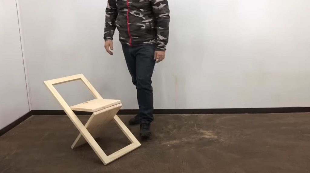 Просто сделать, удобно сидеть: складной стул из дерева