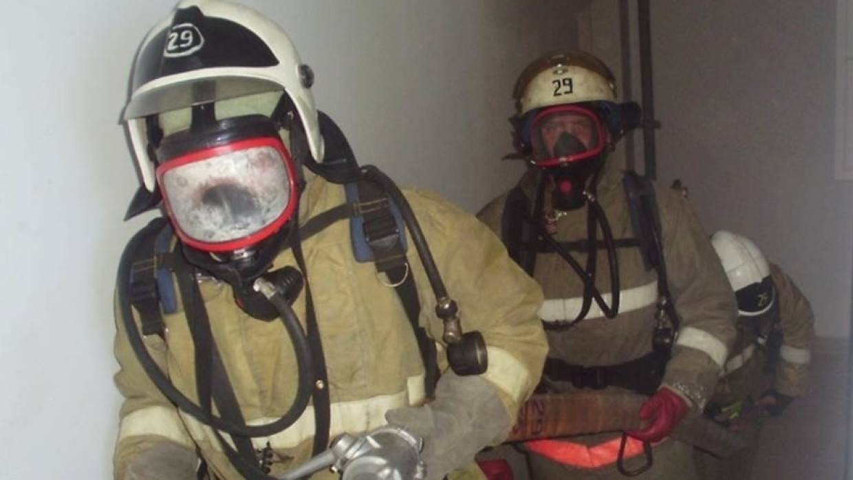 Административное здание загорелось в Калининском районе Петербурга