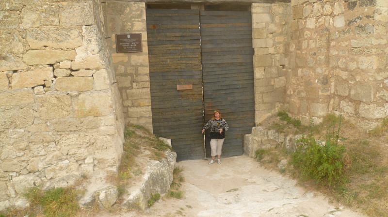 Ворота действительно большие! город Чуфут-Кале, крым, пещерный город, пещерный город Чуфут-Кале