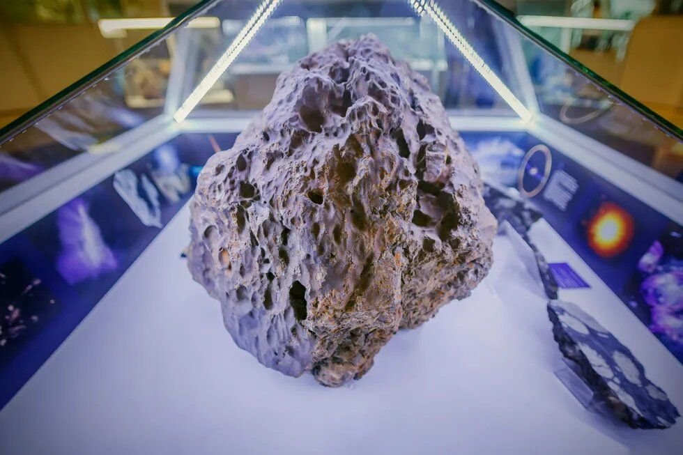 Обломок Челябинского метеорита/ © Shutterstock