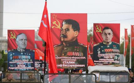 На фото: плакаты с изображением Жукова, Сталина, Рокоссовского