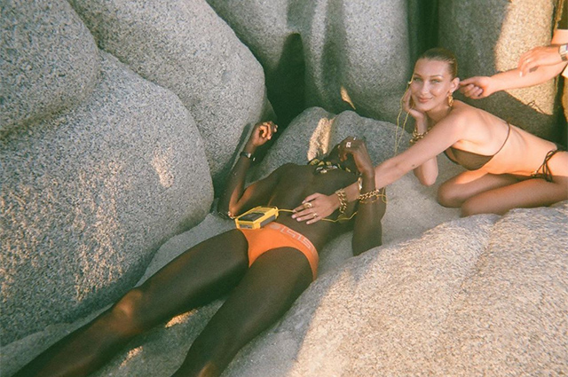 Продлила лето: Белла Хадид поделилась фото со съемок для Versace у моря Новости моды