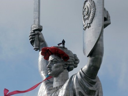 В Минкульте нашли причину, чтобы не демонтировать герб СССР на монументе «Родина-Мать» в Киеве