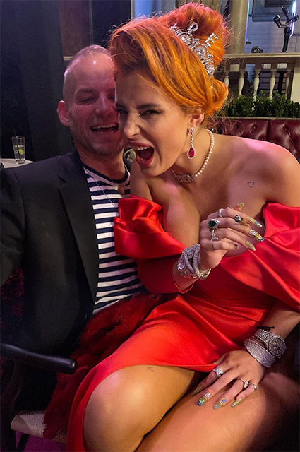 Два красных платья и огромный торт: Белла Торн и Бенджамин Масколо отметили помолвку Два красных платья и огромный торт: Белла Торн и Бенджамин Масколо отметили помолвку Звездные пары