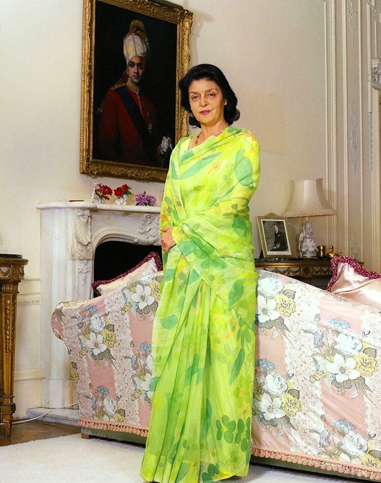 Махарани Гаятри Деви с портретом мужа