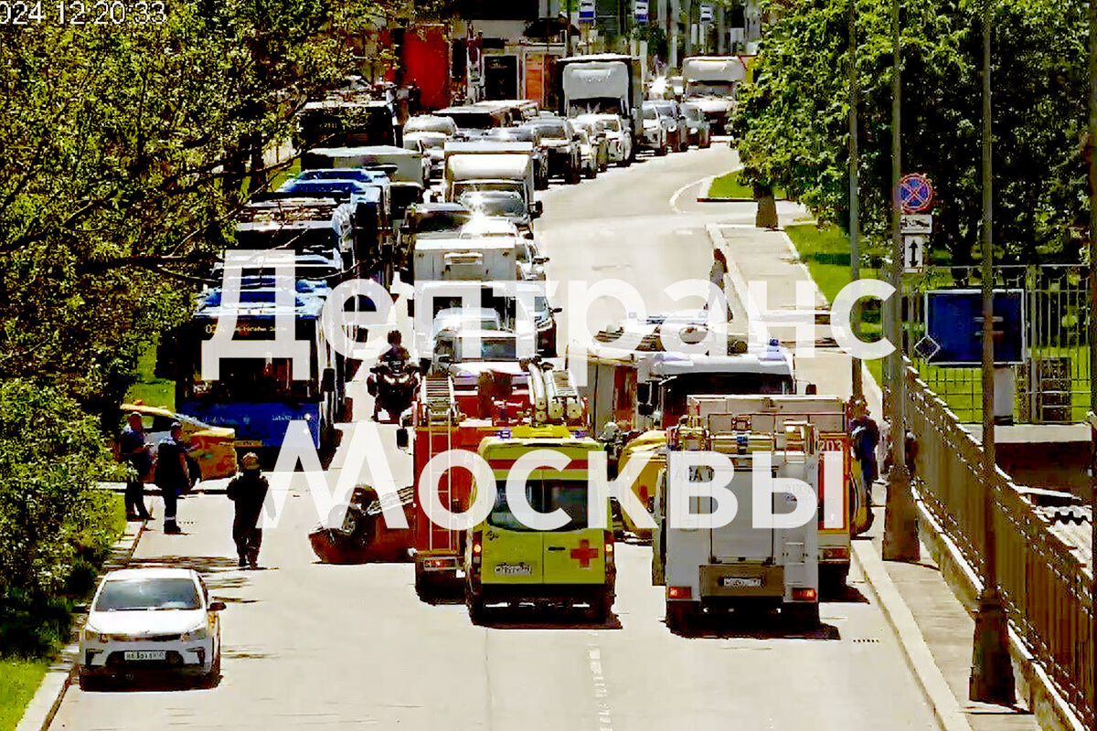 Перевернувшийся автомобиль заблокировал движение на проспекте Андропова в Москве