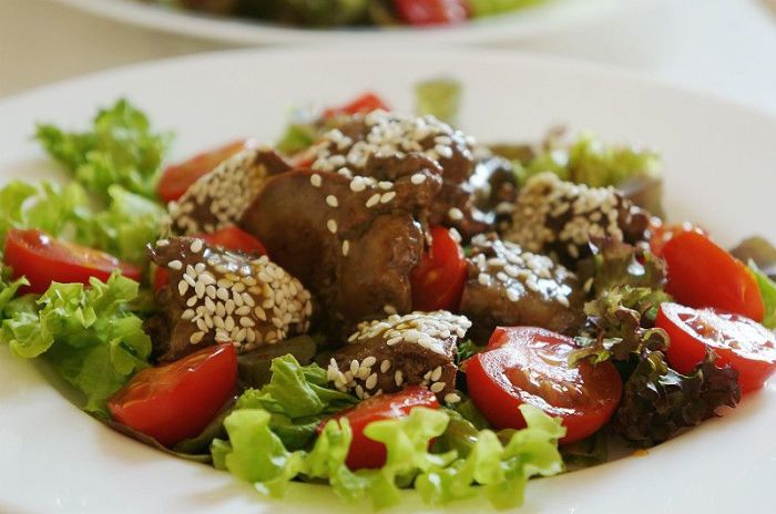 Тёплый салат из куриной печени. \ Фото: pinterest.com. Тёплый салат из куриной печени. \ Фото: pinterest.com.