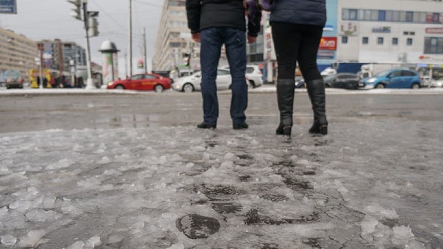 15 ноября утром. Гололед в Москве. Гололедица в Москве. Слякоть в европейских городах. Сильный гололед в Москве.