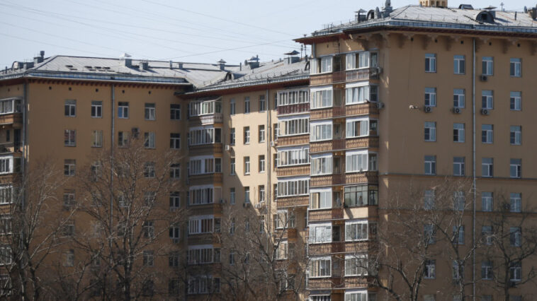 Спасатели предупредили жителей Алматы об опасности открытых окон