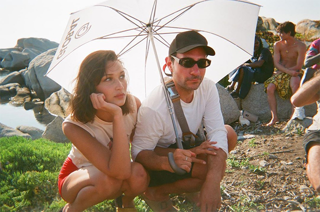 Продлила лето: Белла Хадид поделилась фото со съемок для Versace у моря Новости моды