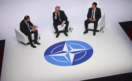 На фото: премьер-министр Северной Македонии Зоран Заев (справа), президент Польши Анджей Дуда (слева) на конференции в рамках саммита глав государств и правительств стран НАТО.