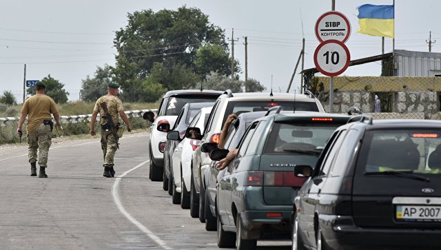 Автомобили на пункте пропуска на границе России и Украины в Крыму. Архивное фото