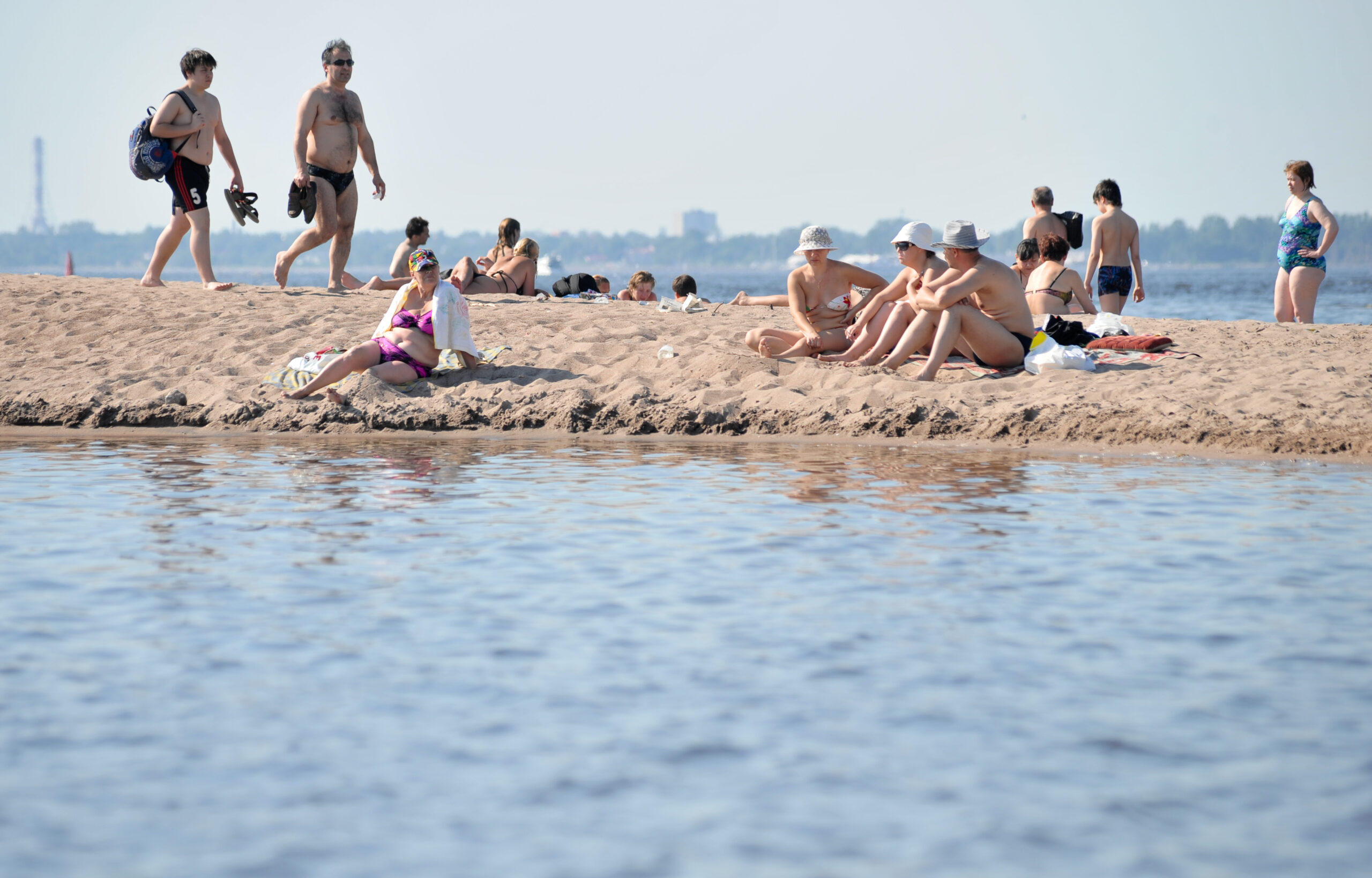 В петербурге купаются. Пляж дюны СПБ. Финский залив пляж. Калининград пляж. На пляже купание.