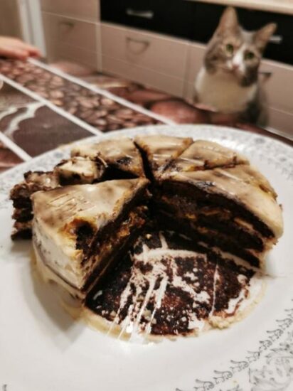 Самый младший ребёнок в честь дня каникул торт состряпала.