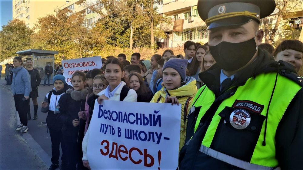 В Керчи сотрудники ГИБДД со всеми школами города провели масштабную акцию «Водитель! Пропусти пешехода!»