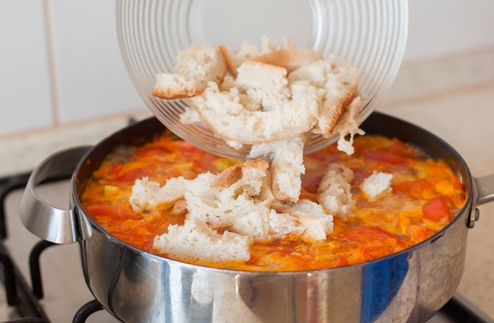 Хлеб нужно порезать на кусочки и добавить в суп. / Фото:  Хлеб нужно порезать на кусочки и добавить в суп. / Фото: