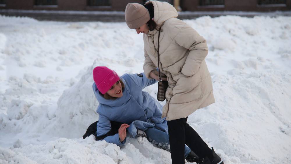 Петербуржцы своими силами спасают город от снежного коллапса