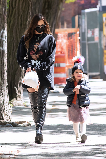 В память о рэпере DMX: Ирина Шейк в футболке со смыслом и Лея на прогулке в Нью-Йорке Дети,Дети знаменитостей