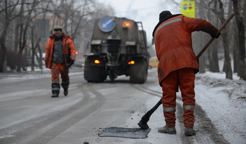 Щебень, холодный асфальт и виброплита: На Высоковском проезде идёт ремонт дороги