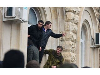 Переворот как мамалыга — «качать лодку власти в Абхазии снова будут осенью»