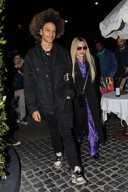 Off-duty: Мадонна и ее бойфренд Ахламалик Уильямс на прогулке в Лос-Анджелесе Звездные пары