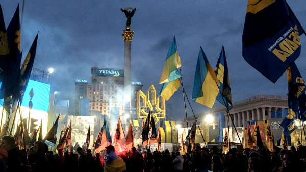 Украинские фанаты, избивавшие стариков, стали вооружёнными дружинниками
