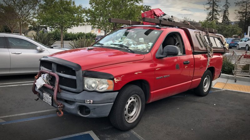 С другого бока — так и вовсе почти новый: dodge, авто, мусор, прикол, юмор