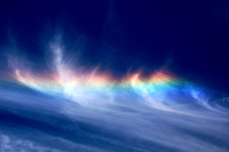 18. Округло-горизонтальная дуга ("огненная радуга"). Редкий оптический эффект, возникающий в верхних слоях перистых облаков при преломлении солнечных лучей, проходящих через горизонтально расположенные плоские шестиугольные кристаллы льда природные феномены, природные явления