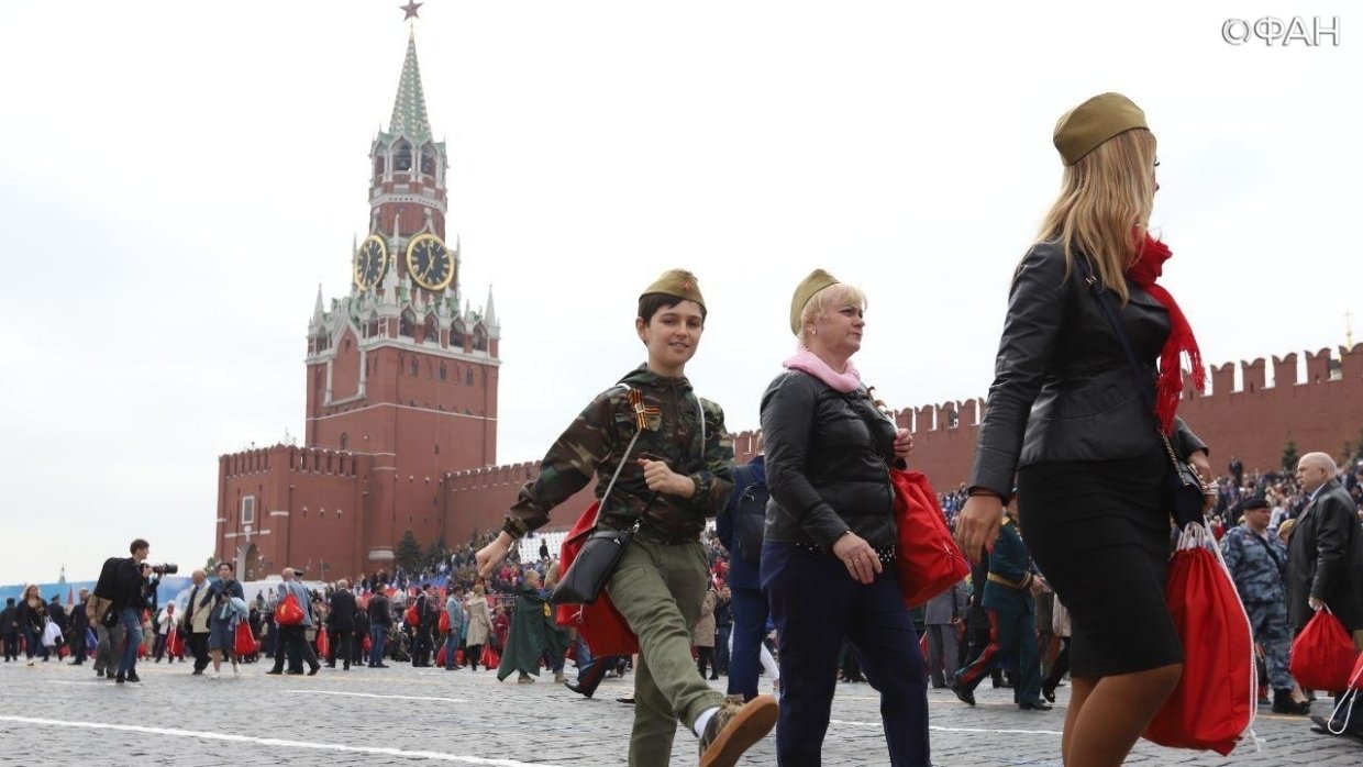 10 февраля события в москве. Девушка на красной площади поет на украинском.