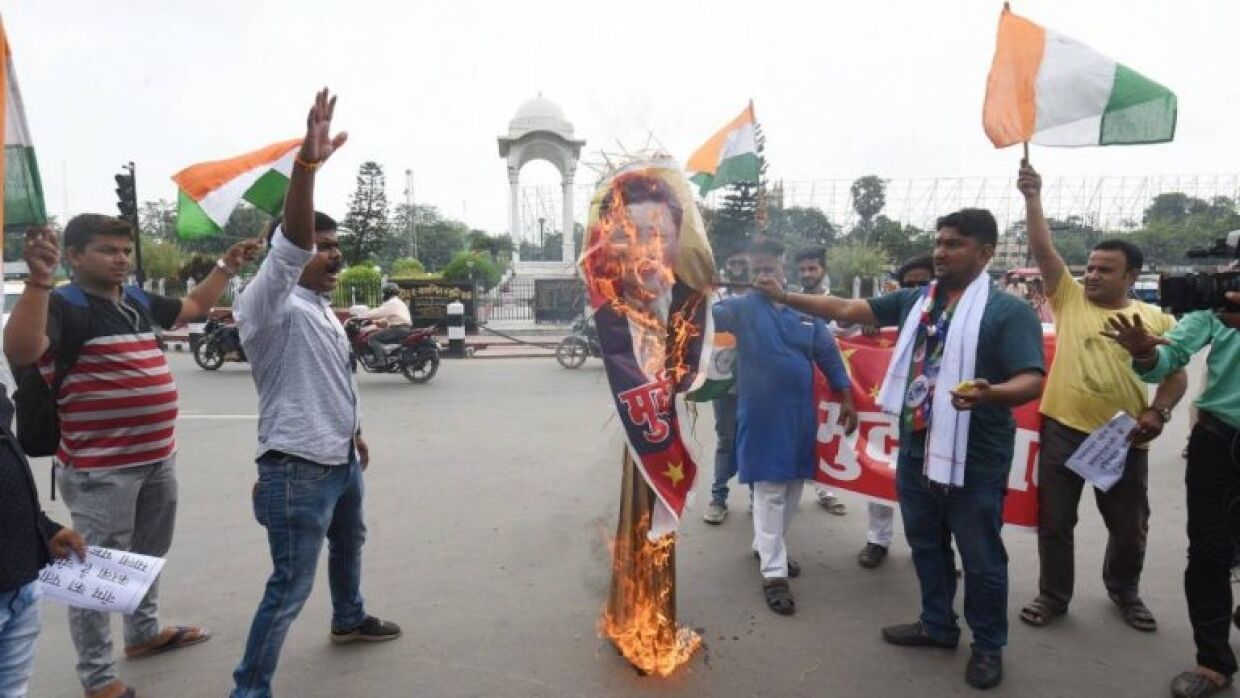 Жители Индии сжигают портрет председателя КНР Си Цзиньпина