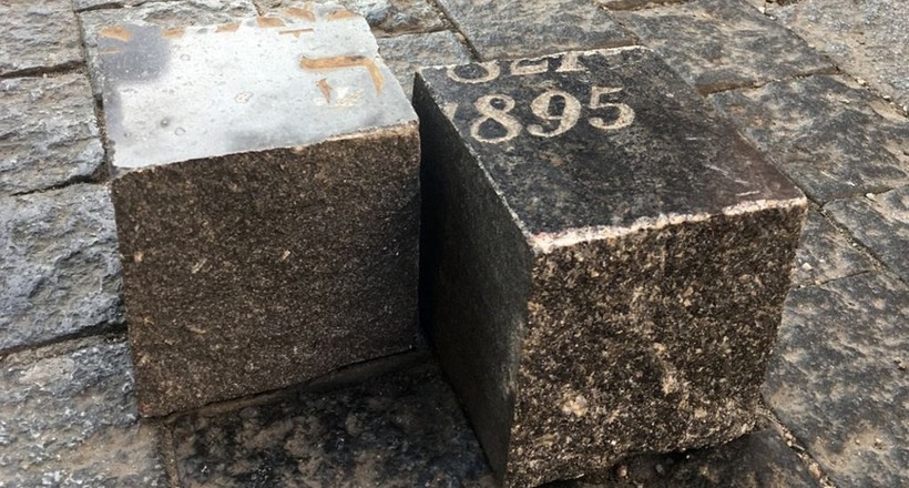Надгробия под ногами: как бульвары Праги вымостили камнями с еврейских кладбищ интересное,Прага