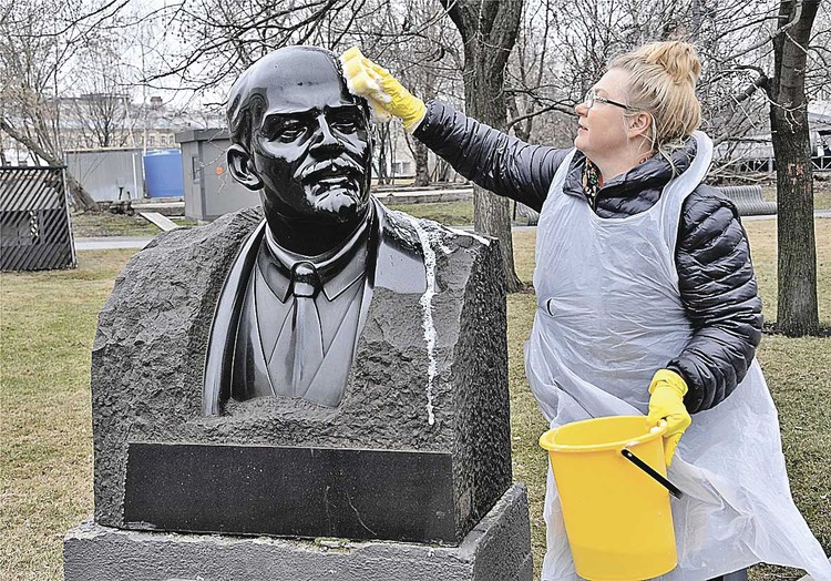 А что бы сказал Ленин о таких трагикомичных способах возрождения его детища - СССР? (На фото - субботник в парке «Музеон», где собраны многие памятники советских времен.)
