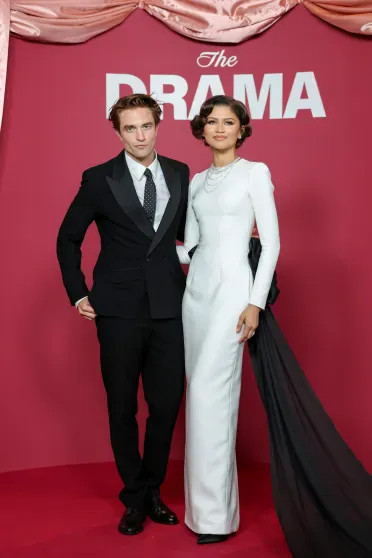 Зендая в платье с открытой спиной и Роберт Паттинсон посетили премьеру фильма в Париже Паттинсон, Зендая, фильма, вместе, драма, вышла, красную, дорожку, предпочёл, премьере, Роберт, влюблённая, сюжета, центре, ЗендаяВ, Париже, ЗендаяЗендаяРоберт, отелеРоберт, остаться, вышел