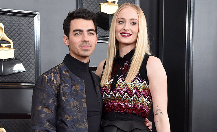 "Принцесса Невеста" на новый лад: Софи Тернер и Джо Джонас, Дженнифер Гарнер и другие звезды стали героями известной сказки