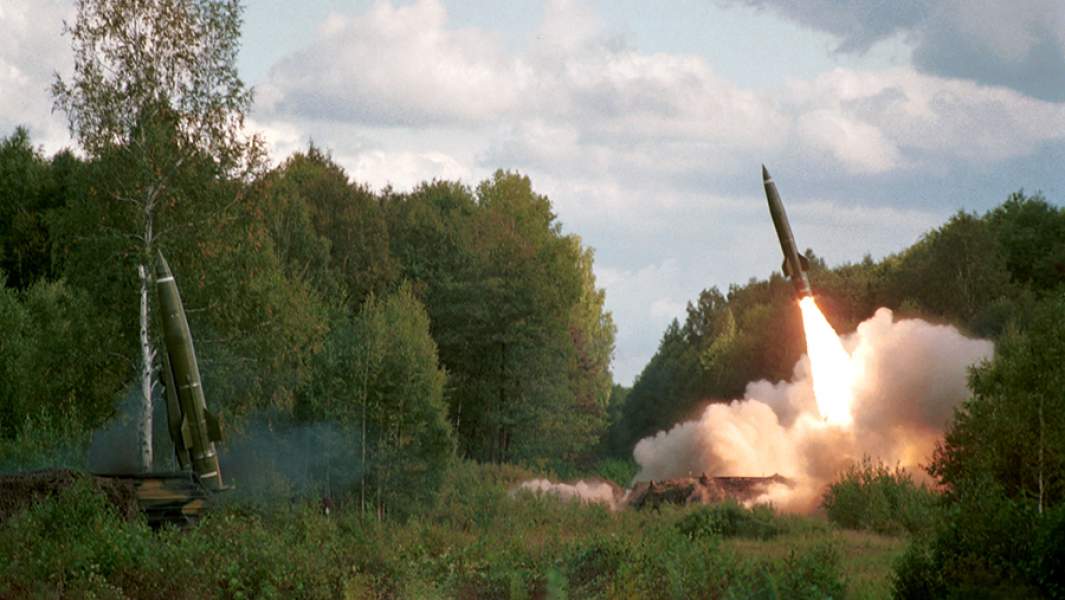 Оперативно-тактические ракетные комплексы «Точка-У» во время учебных пусков на полигоне близ Нижнего Новгорода. 1993 год