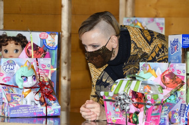 Княгиня Монако Шарлен выбрила половину головы и появилась в новом образе во время рождественской ярмарки Княгиня Монако Шарлен выбрила половину головы и появилась в новом образе во время рождественской ярмарки Было/Стало