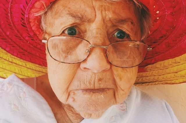 "Сил моих уже никаких нет. Ухаживаю за бабушкой, и иногда появляется желание вылить суп ей на голову..."