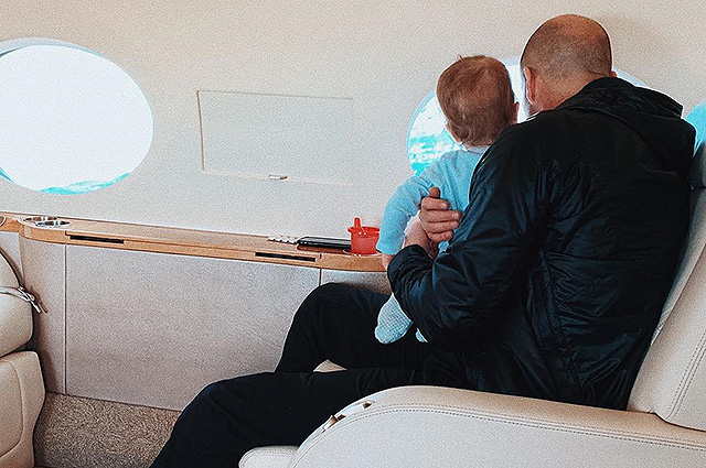 Рози Хантингтон-Уайтли и Джейсон Стэтхем с сыном вернулись домой после отпуска на островах