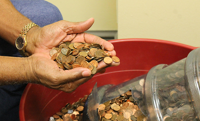 Мужчина складывал в бак монеты в течение 45 лет, а потом решил посчитать, сколько накопилось 
