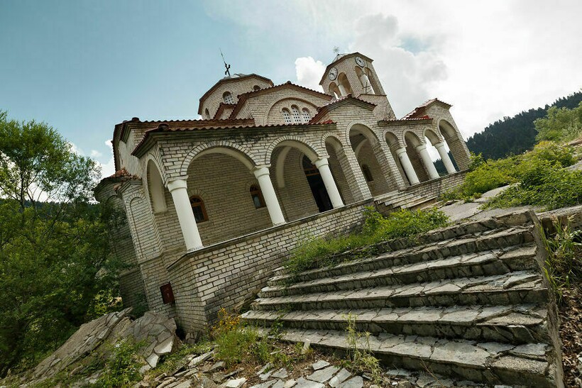 Заброшенная церковь в Греции