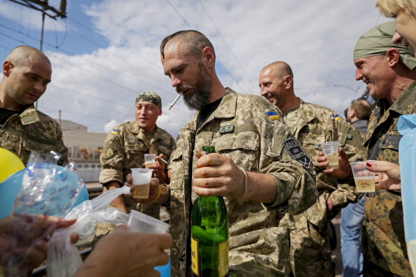 Военкор: пьянство продолжает косить ряды ВСУ на Донбассе