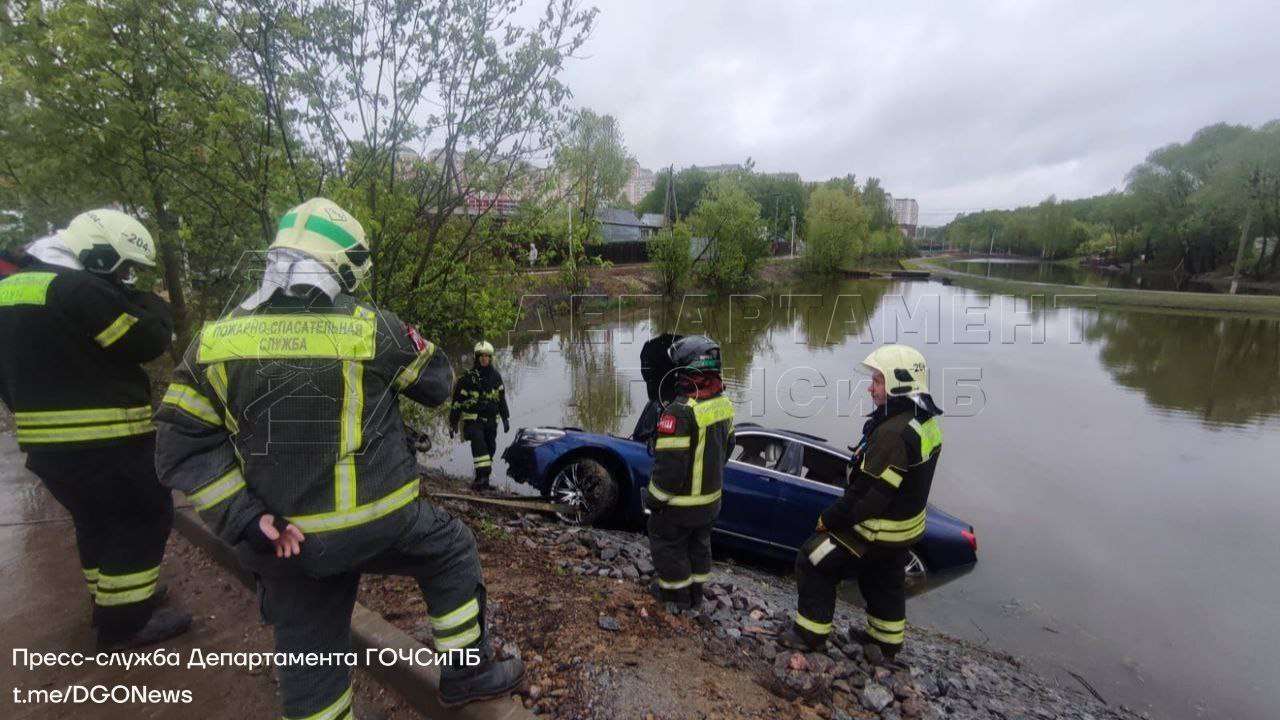 В ТиНАО водолазы подняли со дна реки Зименки утонувший автомобиль